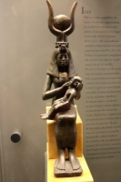 Isis allaitant Horus, vierge à enfant et déesse-mère