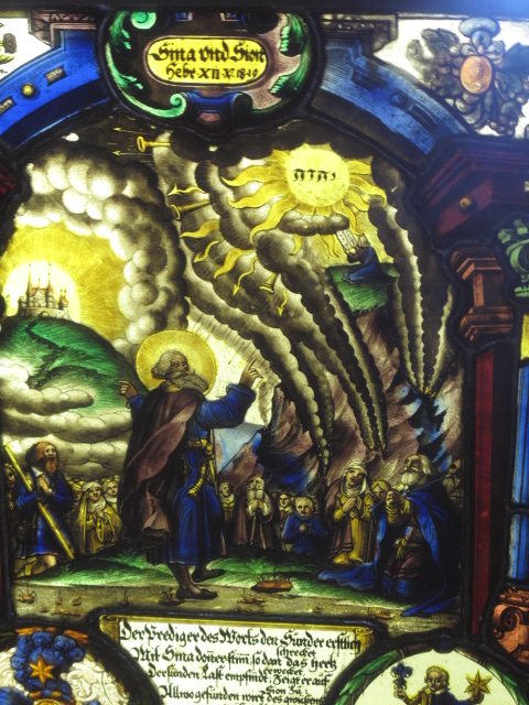  Sur un vitrail représentant Moïse recevant les tables de la Loi