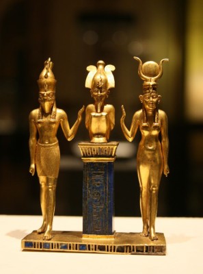  La triade d' Osorkon est formée par les dieux Osiris, Isis et Thot
